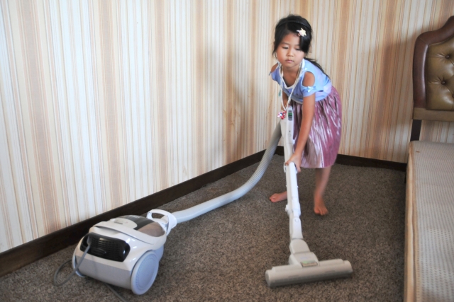 床を掃除する子供